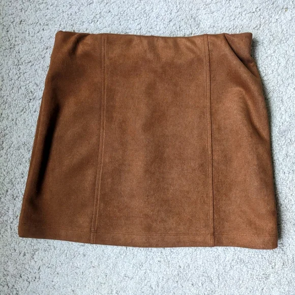 Brown suede mini skirt with a stretchy waistband, size medium - Picture 2 of 4